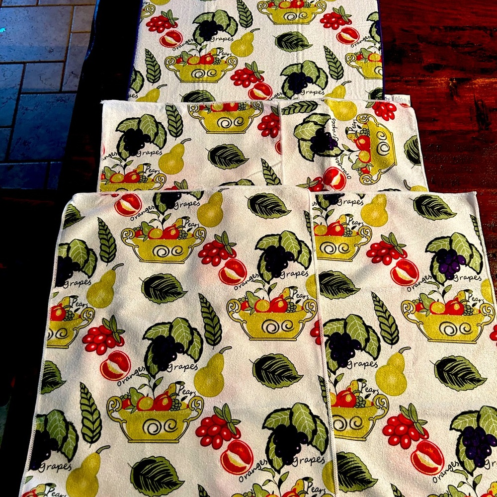 Kitchen set. 1 drying mat. 2 dishcloth 2 dish towels.